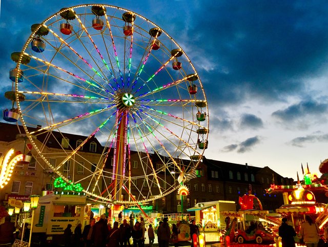 Nicht einmal die dunklen Wolken, die immer wieder aufzogen, konnten den Fürthern ihre Feierlaune verderben. | Foto: tom