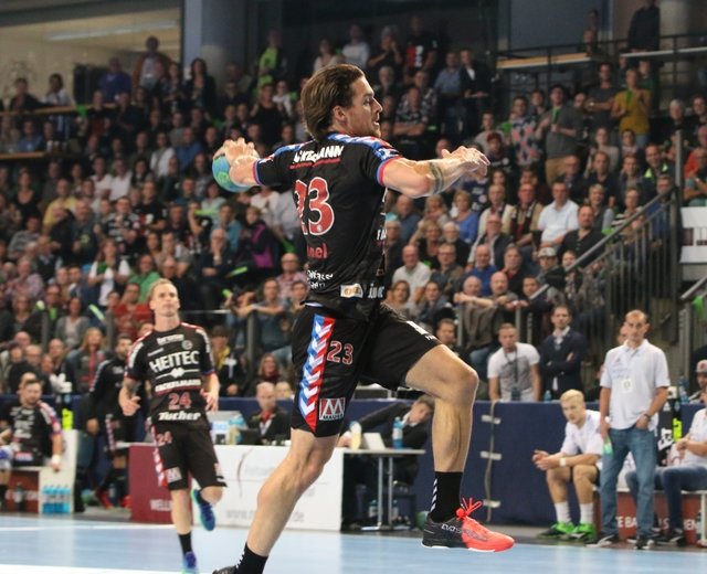 (Foto: hl-studios, Erlangen) Ole Rahmel (HC Erlangen) ist Philipp Weber (HSG Wetzlar) in der Torschützenliste der DKBHBL dicht auf den Fersen