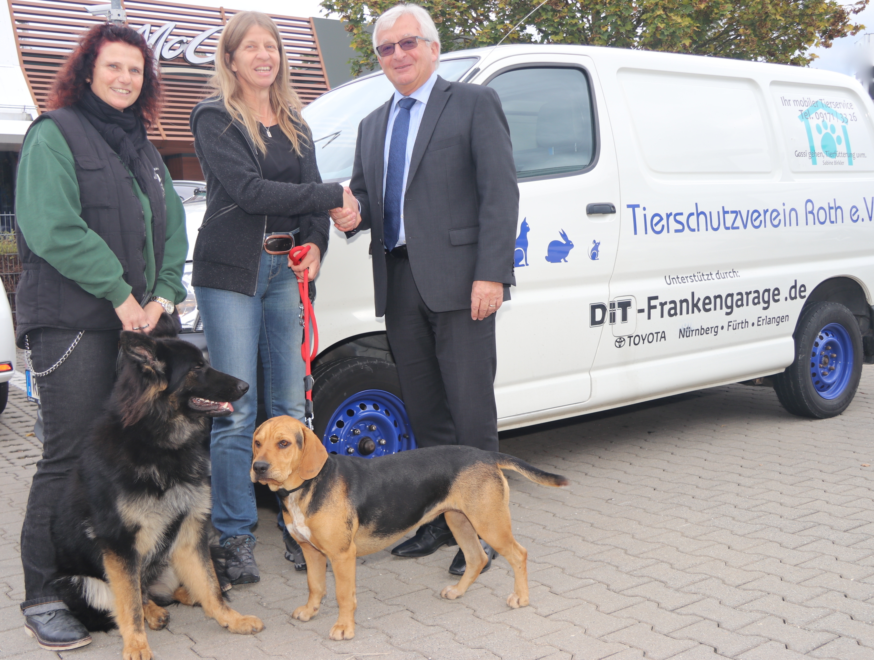 (v.r.n.l.) DIT Frankengarage-Geschäftsführer Hans-Dieter Müller übergab an Tierärztin Annette Donnini und Carmen Nottrott (Leitung Tierheim Roth) den Spendenscheck.