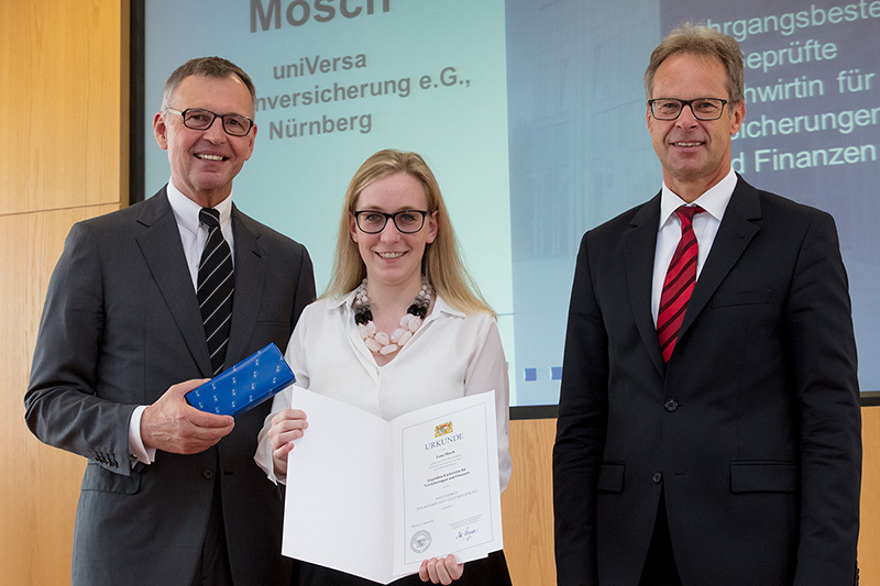Übergabe des Meisterpreises an Lena Mosch, der prüfungsbesten Fachwirtin für Versicherungen und Finanzen (Foto: IHK/Fuchs).