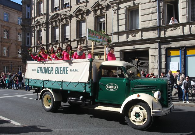 09.10.2016 --- Fränkischer Erntedankfestumzug 2016 - Freches Gemüse - Frische Früchte - Kalendermodels beim Kärwazug 2016  --- Foto: Sport-/Pressefoto Jürgen Rauh --- | Foto: J.Rauh