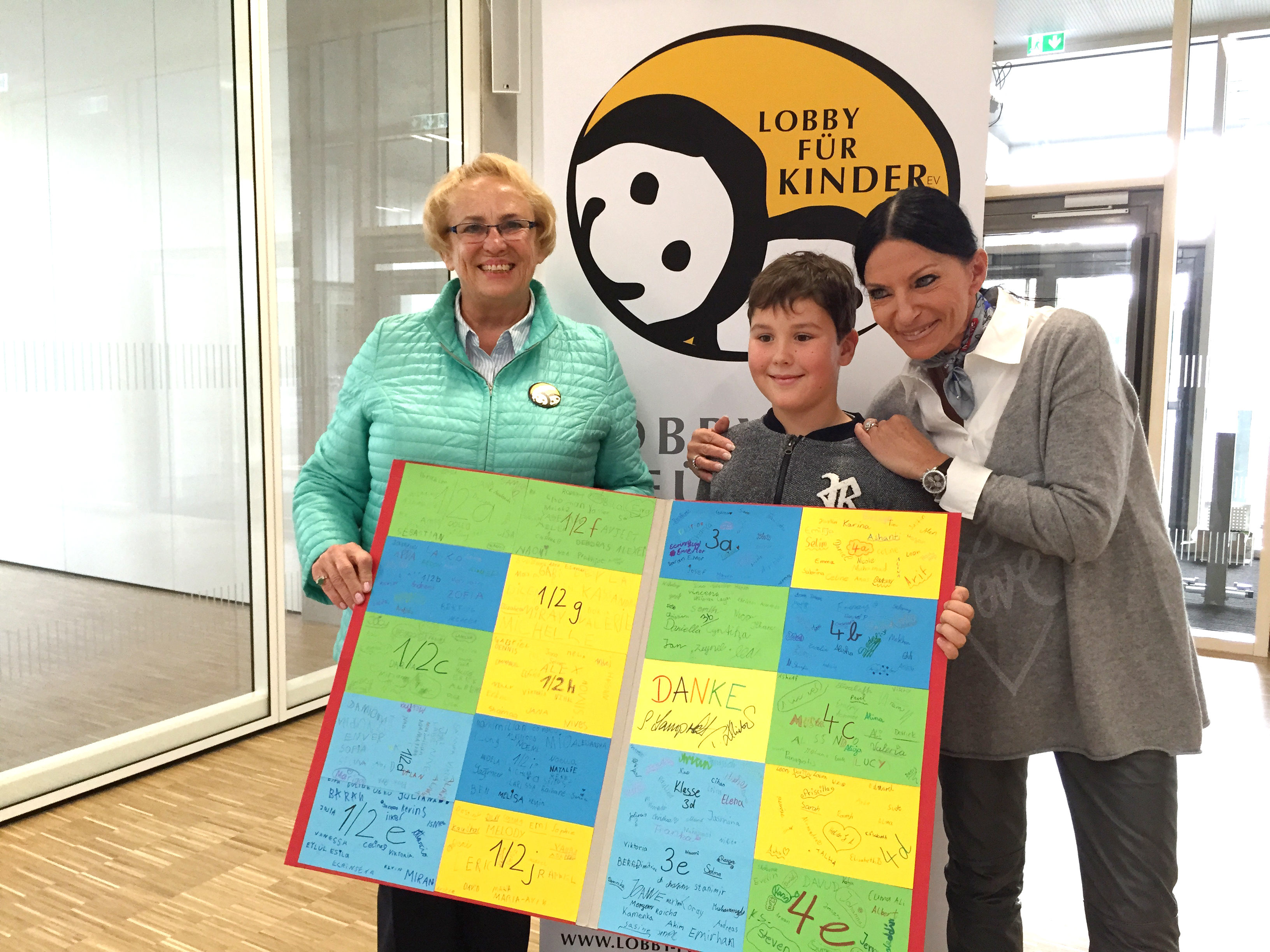 Die stellvertretende Vorsitzende der Lobby für Kinder e.V., Dr. Christa Räppe (l.), rechts Mitglied und Spenderin Carmen Gilles.