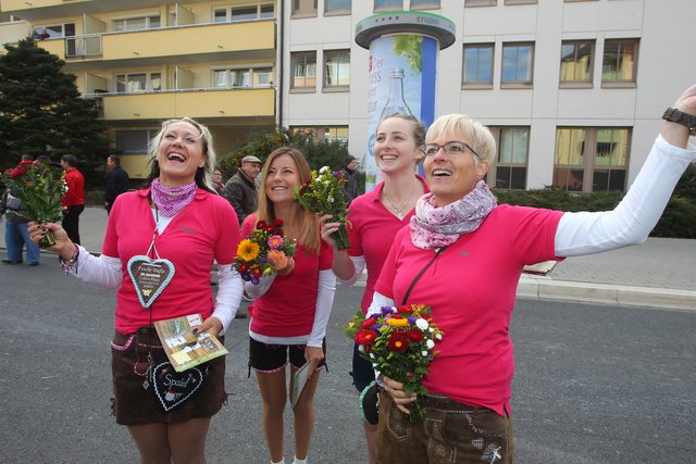 09.10.2016 --- Fränkischer Erntedankfestumzug 2016 - Freches Gemüse - Frische Früchte - Kalendermodels beim Kärwazug 2016  --- Foto: Sport-/Pressefoto Jürgen Rauh --- 



