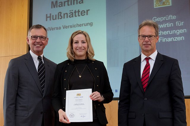 Übergabe des Meisterpreises an Martina Hußnätter (Foto: IHK/Fuchs).