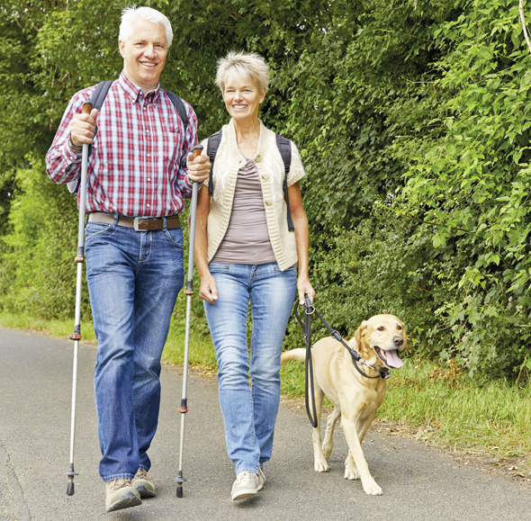 Eine Wohltat beim Spaziergang: Ist der Darm gesund, so freuen sich Herrchen, Frauchen und der Hund.