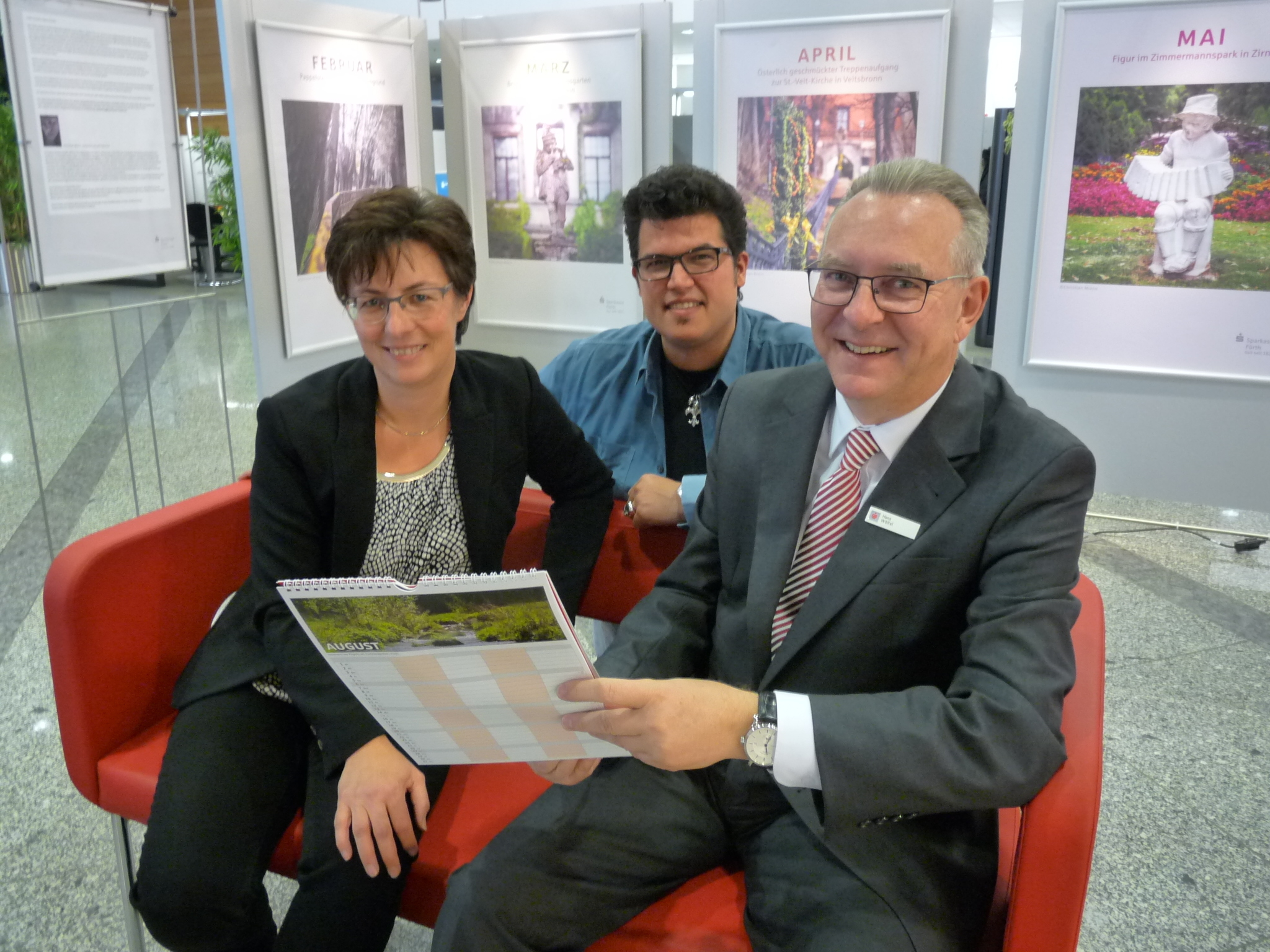Claudia Wunder, Marketingmitarbeiterin der Sparkasse Fürth, Fotograf Christian Miano und der Vorstandsvorsitzende der Sparkasse Fürth Hans Wölfel (v.l.).