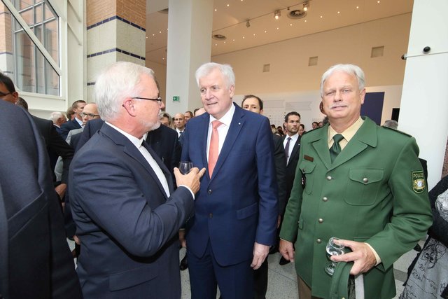 Ministerpräsident Horst Seehofer (M.) im Gespräch mit Regionalbischof Prof. Dr. Stefan Ark Nitsche (l.) und Polizeipräsident Johann Rast. | Foto: bayernpress