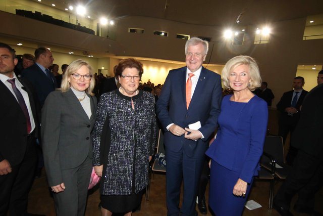 Landtagspräsidentin Barbara Stamm (2.v.l.) und Ministerpräsident Horst Seehofer mit Nürnbergs Kulturreferentin Prof. Dr. Julia Leher (r.) und Stadträtin Barbara Regitz. | Foto: bayernpress