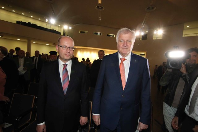 Der Bayerische Ministerpräsident Horst Seehofer zusammen mit dem Ministerpräsidenten der Tschechischen Republik Bohuslav Sobotka. | Foto: bayernpress