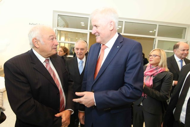 Ministerpräsident Horst Seehofer (r.) mit  Ministerpräsidenten a.D. Dr. Günther Beckstein. | Foto: bayernpress