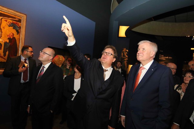 Dr. Richard Loibl  führte den Ministerpräsident und die Ehrengäste durch die Ausstellung. | Foto: bayernpress