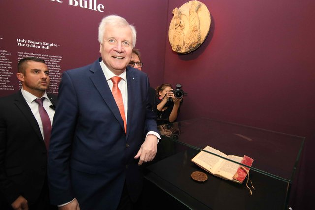 Ministerpräsident Horst Seehofer in der Ausstellung. | Foto: bayernpress