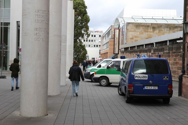Vor dem Germanischen Nationalmuseum wachte ein starkes Polizeiaufkommen. | Foto: bayernpress