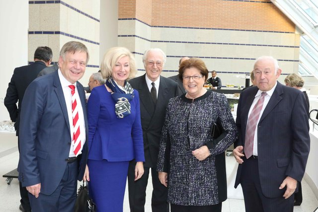 Ministerpräsident a.D. Dr. Günther Beckstein (r.) und Mdl Karl Freller (l.) mit Kulturreferentin Prof. Dr. Julia Lehner (2.v.l.), Landtagspräsidentin Barbara Stamm und S.K.H. Herzog Franz von Bayern. | Foto: bayernpress
