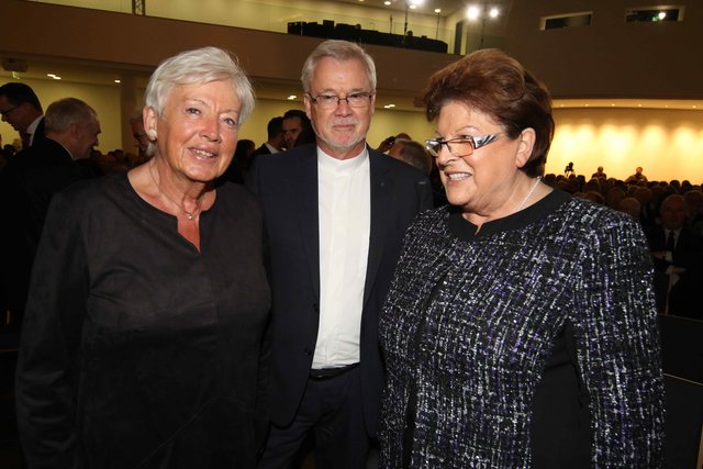 Renate Schmidt (l.), Bundesminis- terin a.D., und Barbara Stamm mit Prof. Dr. Stefan Ark Nitsche. | Foto: bayernpress