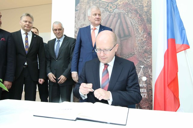 Ministerpräsident Bohuslav Sobotka trägt sich ins Goldenen Buch des GNM ein. | Foto: bayernpress