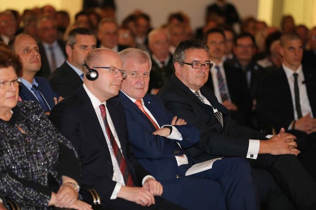 Am Mittwoch, 19. Oktober 2016, eröffnete der Bayerische Ministerpräsident Horst Seehofer zusammen mit dem Ministerpräsidenten der Tschechischen Republik Bohuslav Sobotka die Bayerisch-Tschechische Landesausstellung "Karl IV." in Nürnberg. | Foto: bayernpress