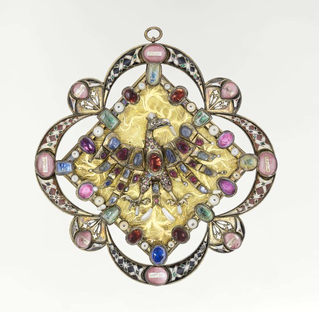 Broschenreliquiar der hl. Elisabeth von Thuringen (Ungarn), sog. Croce spilla.  Kreuzbrosche: 1. Viertel 13. Jh., Spange: Prag, nach 1357. Silber, vergoldet, Email, Perlen, Edelsteine, Granate Udine, Museo del Duomo – Cattedrale. | Foto: © Museo di Sant'Agostino, Udine