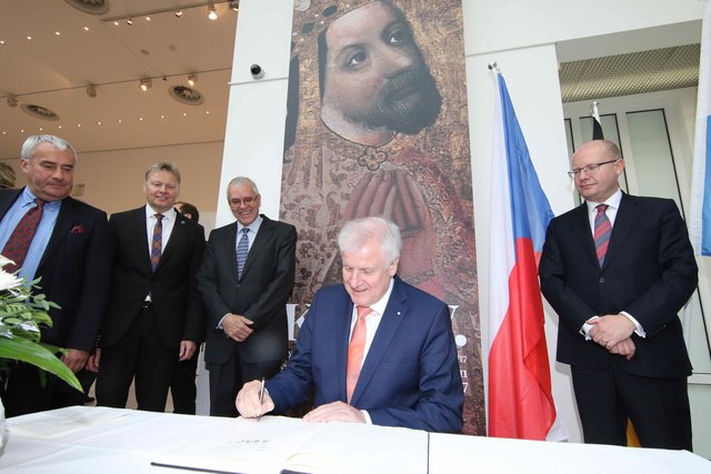 Ministerpräsident Horst Seehofer trägt sich ins Goldene Buch des GNM unter den Blicken von (v.l.) Kultusminster Dr. Ludwig Spaenle, MdL Norbert Dünkel, GNM-Generaldirektor Prof. Dr. Ulrich Großmann und Bohuslav Sobotka, Ministerpräsident der Tschechischen Republik, ein. | Foto: bayernpress