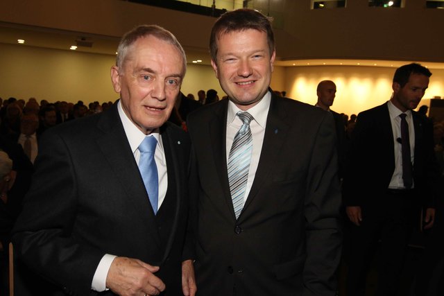 Hans-Peter Schmidt (l.), Stiungsratsvorsitzender der NÜRNBERGER Versicherungsgruppe, mit Martin Kastler, Leiter der Hanns-Seidel-Stifung in Prag. | Foto: bayernpress