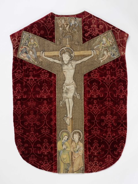 Kasel mit Dorsalkreuz, Seidensamt,  Stickerei mit Gold-, Seiden- und Wollfäden. Böhmen, um 1365-1370. London, Victoria & Albert Museum. | Foto: © Victoria & Albert Museum