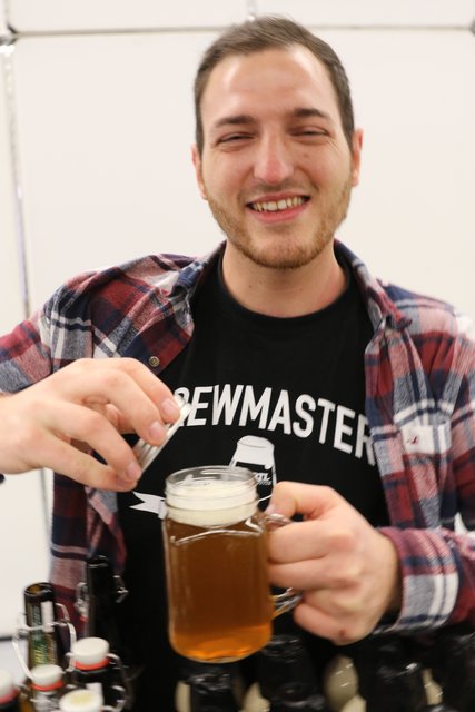 Daniel Hertl aus Thünfeld bei Schlüsselfeld mit seinem Bierglas und Schraubdeckel. | Foto: Udo Dreier