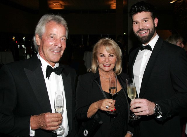 Altstadtwirt Christian Wagner (r.) und Sissy Kleinke-Kühnel mit Ehemann Werner Kühnel. | Foto: © J. König