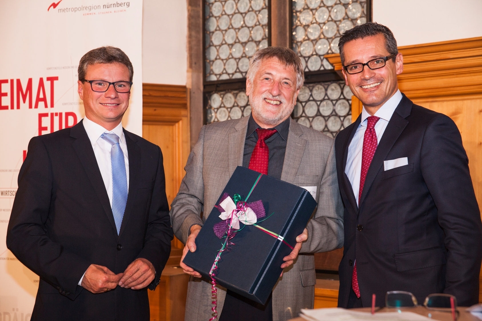 Kultus-Staatsekretär Bernd Sibler (l.), der ein Grußwort hielt, und Dr. Michael Fraas, Geschäftsführer des Forums Wirtschaft & Infrastruktur (r.) verabschiedeten Dr. Dieter Rossmeissl als Geschäftsführer des Forums Kultur.