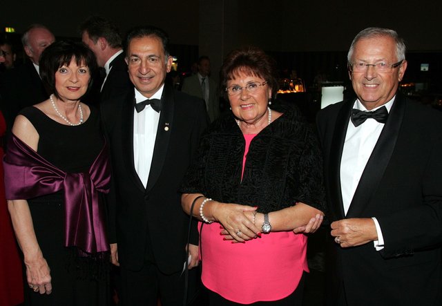 Dr. Ismail Baloglu (2.v.l.) mit Ehefrau Gabriele und Willi Heidrich mit Lebensgefährtin Uschi Burger. | Foto: © J. König