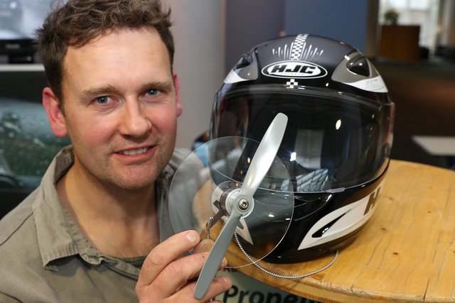„WATROPROP“ – Scheibenwischsystem für Motorradschutzhelme. | Foto: bayernpress