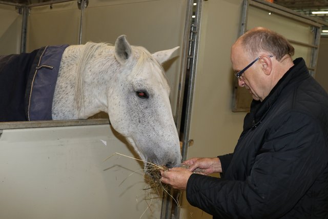Messe-Chef Hermann Könicke bei der Ankunft der Pferde. | Foto: Udo Dreier