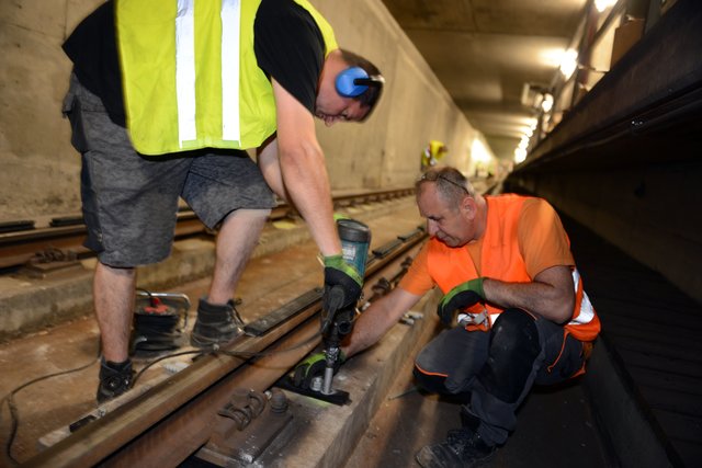 U-Bahnlinie 1: Eindrehen der Spezialdübel.