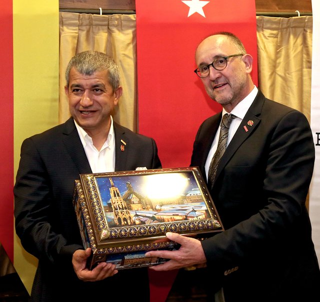 Dr. Siegfried Zelnhefer, Vorsitzender des Presseclubs Nürnberg (r.), überreicht Mevlüt Yeni, eine Lebkuchendose als Gastgeschenk.