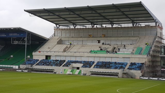 Die neue Haupttribüne wächst weiter. Nunmehr werden die Sitze montiert. Foto: Ebersberger