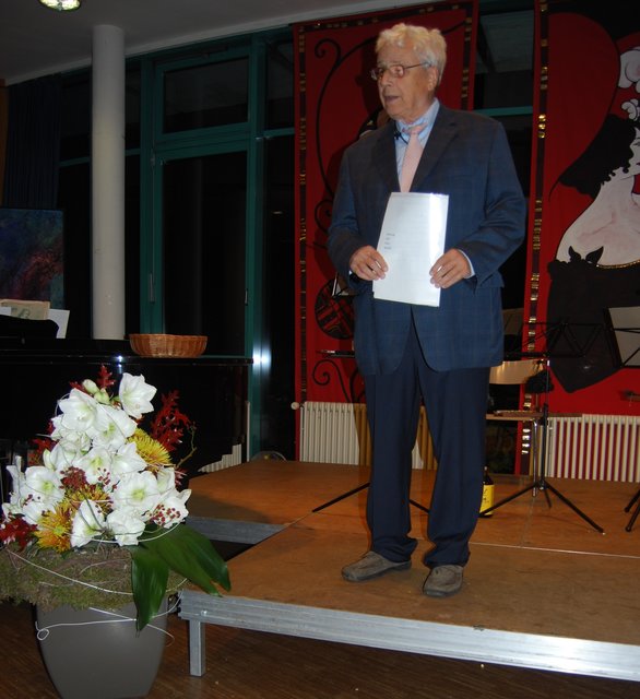 Jürgen Harries, der musikalische Leiter, bei der Begrüßung