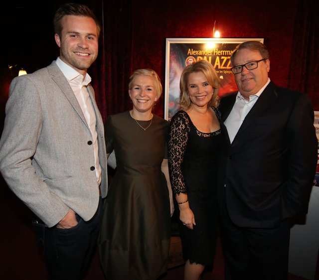 Club-Vorstand Max Müller (l.) und Ehefrau Annalena (2.v.l.) mit Immobilien-Unternehmer Klaus-Jürgen Sontowski und Ehefrau Gabriele. | Foto: © bayernpress/Udo Dreier