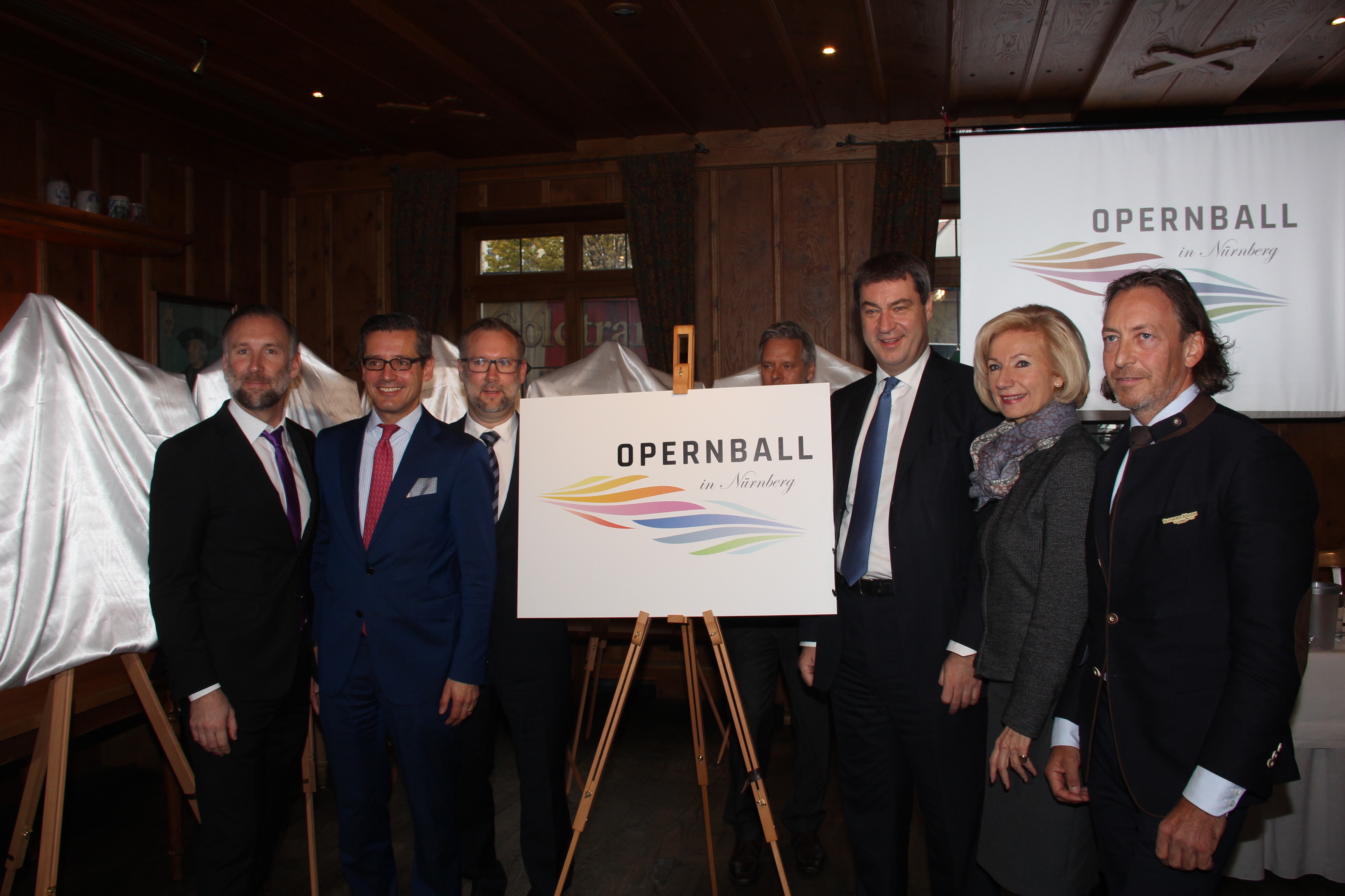 Präsentierten das Konzept des neuen Opernballs: (v. l.) Veranstalter Andreas Röschke, Wirtschaftsreferent Dr. Michael Fraas, Veranstalter Simon Röschke, Staatsminister Dr. Markus Söder, Kulturreferentin Prof. Dr. Julia Lehner und Röslein-Wirt Thomas Förster.