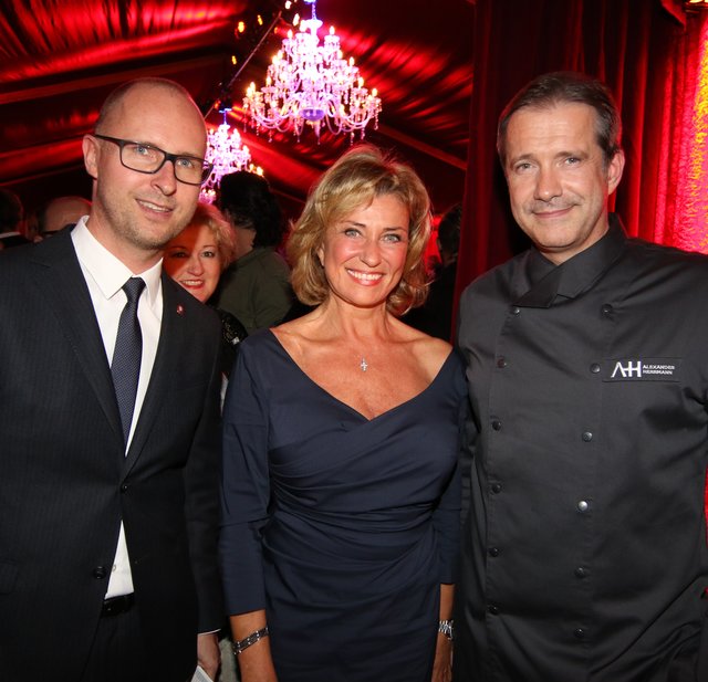 Alexander Herrmann (r.) und PALAZZO-Regionalmanager Matthias Adolph mit Bundestagsabgeordneter Dagmar Wöhrl. | Foto: © bayernpress/Udo Dreier