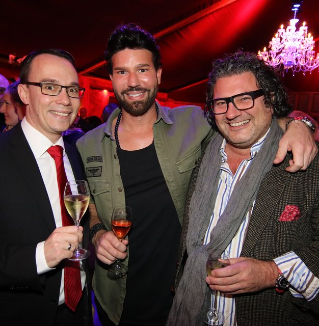 Hotelier Jörg Schlag (l.), Rechtsanwalt Ludwig M. Bittner (r.) mit Gastronom Christian Wagner. | Foto: © bayernpress/Udo Dreier
