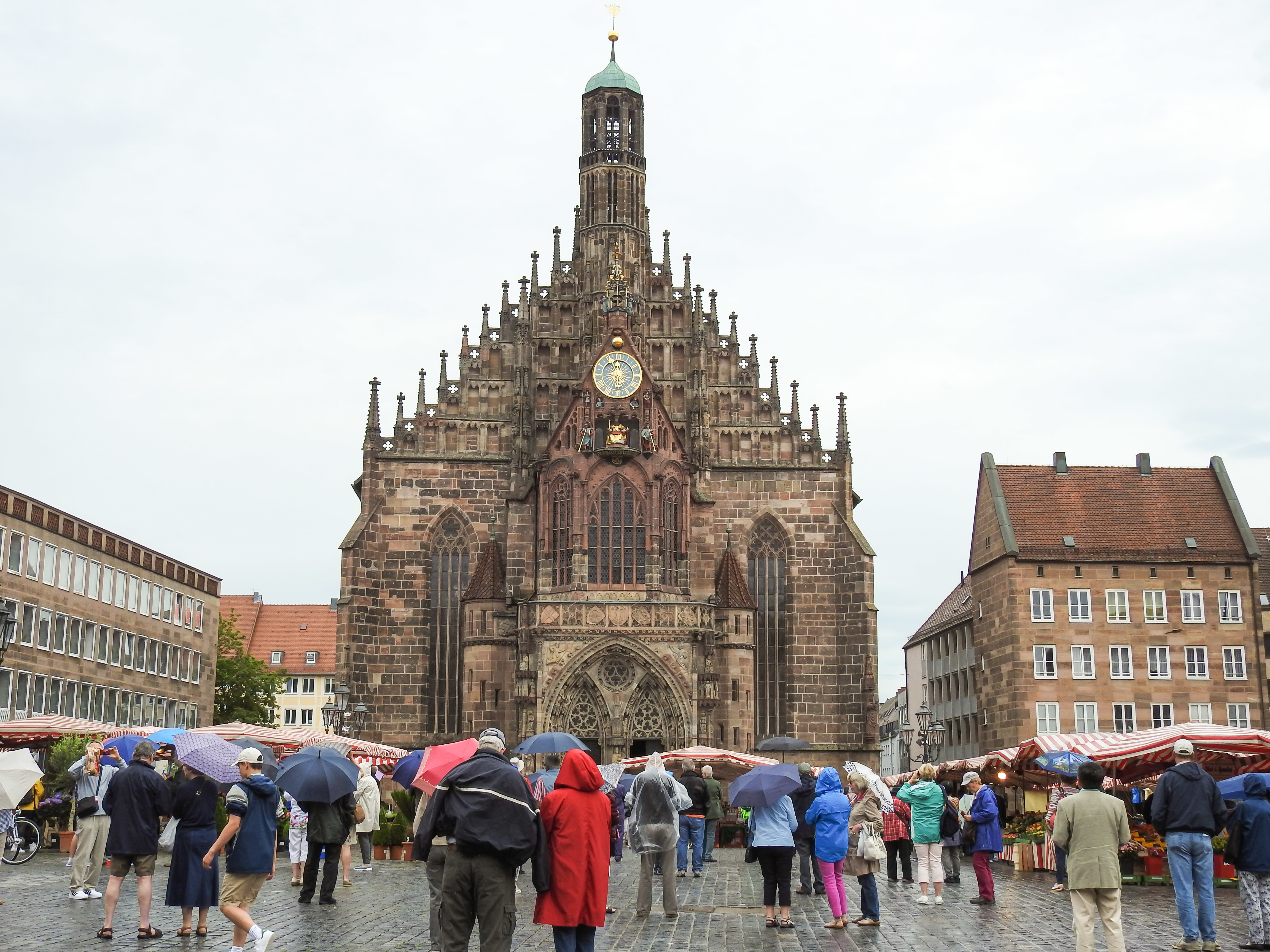 Seit heute, 8. November 2016, stellt die Stadt Nürnberg in Kooperation mit dem Nürnberger Provider abl social federation GmbH Besuchern des Hauptmarktes öffentliches und kostenfreies WLAN zur Verfügung. Man kann sich dann über Smartphones und andere mobile Endgeräte einloggen.