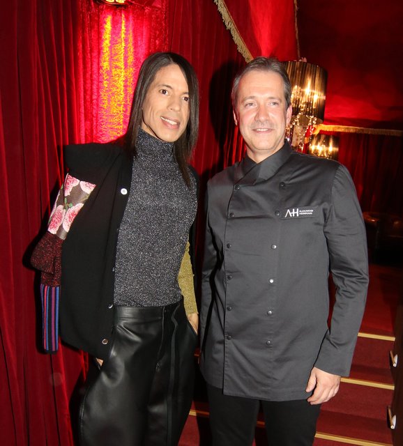 Ehrengast Jorge González (l.), Choreograf und Model aus Kuba, ist mit Alexander Herrmann befreundet. | Foto: © bayernpress/Udo Dreier