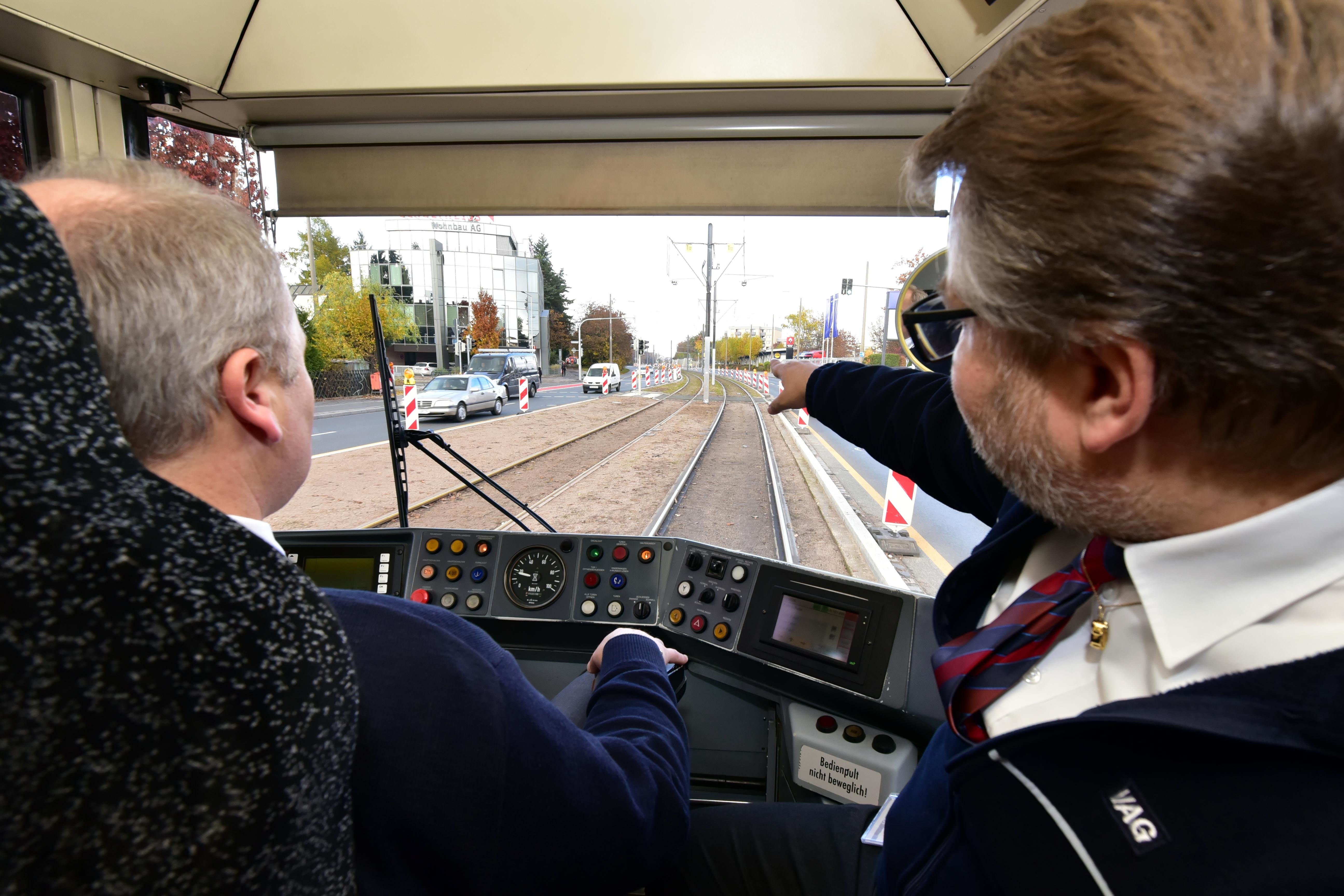 Mitarbeiter von Werkstatt und Verwaltung waren mit Hans-Peter Jenke auf der neuen Strecke unterwegs.