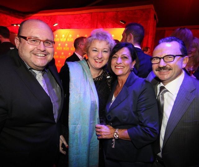 Thomas Blösel (l.), ECO-Medizintechnik, mit 
Lebensgefährtin MdL Petra Guttenberger (2.v.l.) und Gianni Minneci mit Ehefrau Maria. | Foto: © bayernpress/Udo Dreier