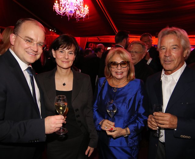 CSU-Stadtrats-Chef Sebastian Brehm (l.) und Lebensgefährtin Barbara Hauerstein, mit Sissy Kleinke-Kühnel und Ehemann Werner. | Foto: © bayernpress/Udo Dreier