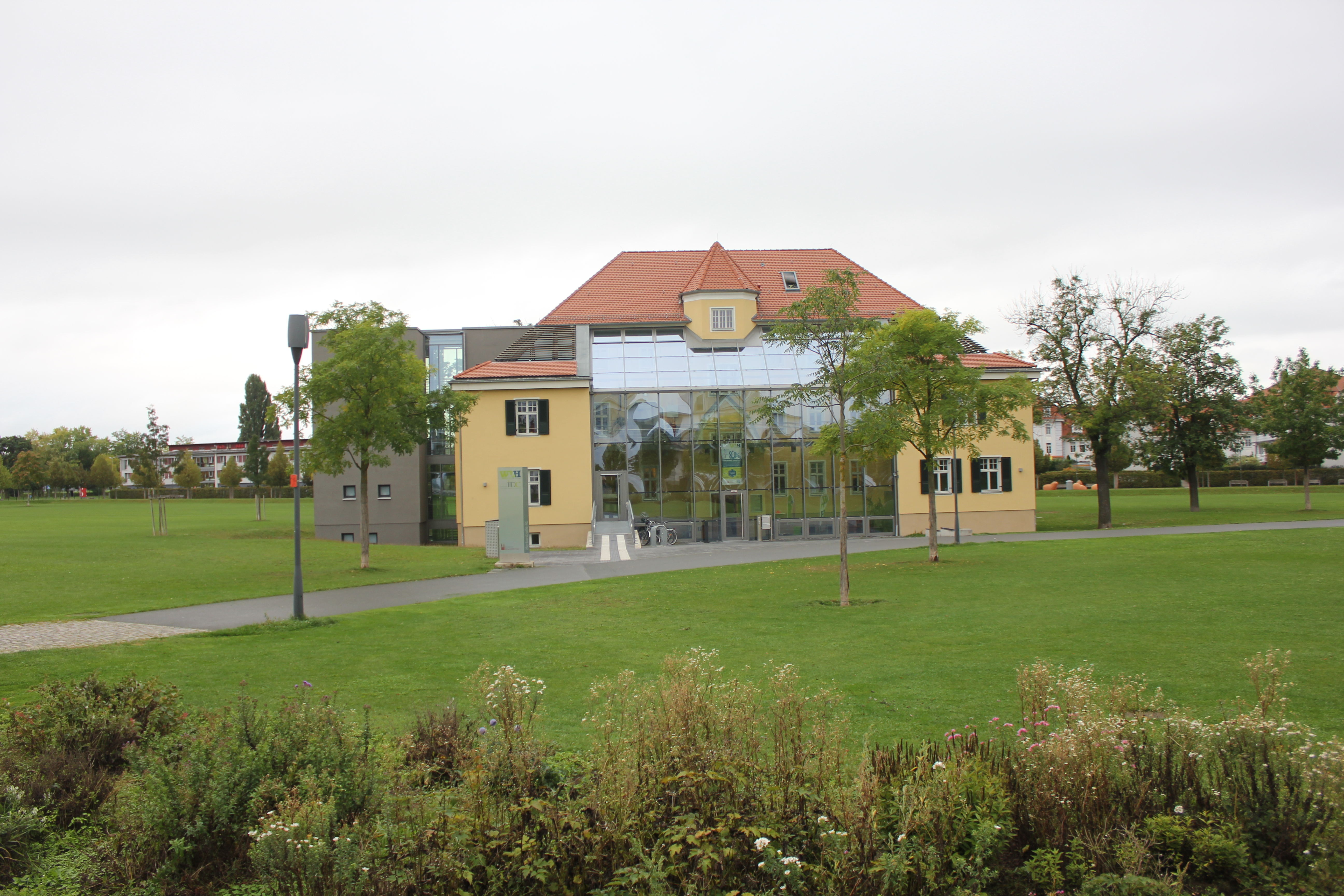 Die Grünfläche rund um die Wilhelm-Löhe-Hochschule im Fürther Südstadtpark bleibt unangetastet. Statt dem einst angedachten Anbau wird nun am Parkrand ein neues Gebäude errichtet. Foto: Ebersberger