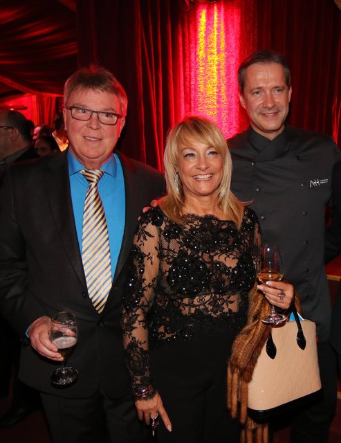 Alexander Herrmann (r.) mit Dominik Armbrüster (Brautmoden Herzog) und Ehemann Detlef. | Foto: © bayernpress/Udo Dreier