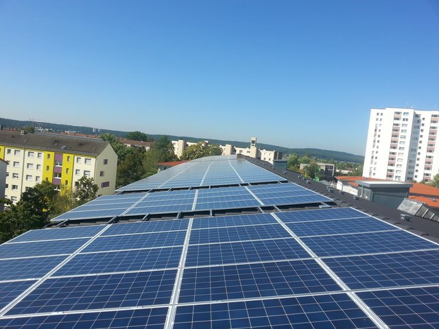 Auf dem Dach wurde die bislang größte Photovoltaikanlage der WBG installiert, die nun den Strom direkt in die Wohnungen liefert.