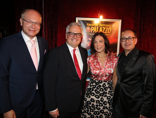 Martin Rassau (l.), Mercedes-Niederlassungsleiter Andreas Rabitz (2.v.l.) mit Ehefrau Sylvia sowie Tucher-Marketing-Direktor Kai Eschenbacher. | Foto: © bayernpress/Udo Dreier