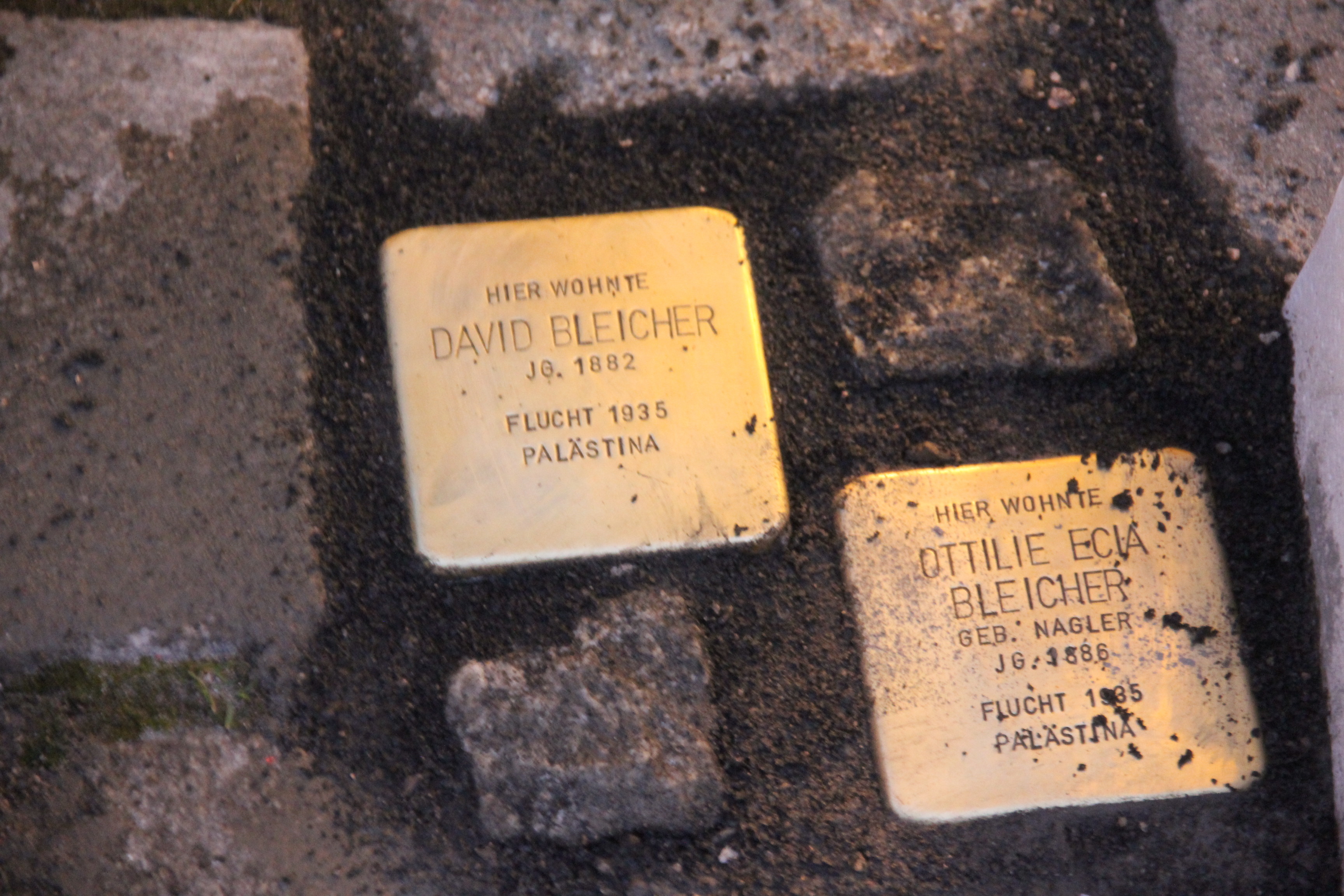 In Schwabach haben die Nazibestien schon früh alle Juden vertrieben. Die Stolpersteine erinnern an dieses Verbrechen.