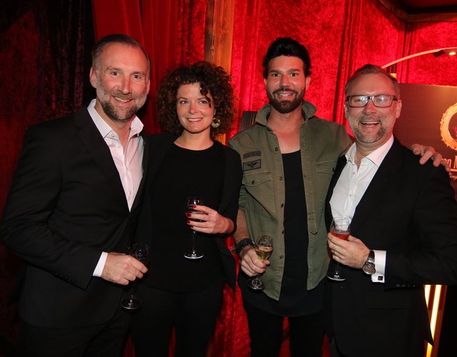 Andreas Röschke (l.) und Ehefrau Anna mit Simon Röschke (r.), Werbeagentur roeschke&roeschke, und Multi-Gastronom Christian Wagner. | Foto: © bayernpress/Udo Dreier